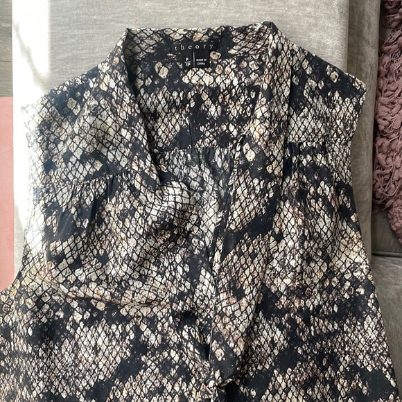 Theory Arilia Snake Lace Top Small  100% Silk - Picture 1 of 4